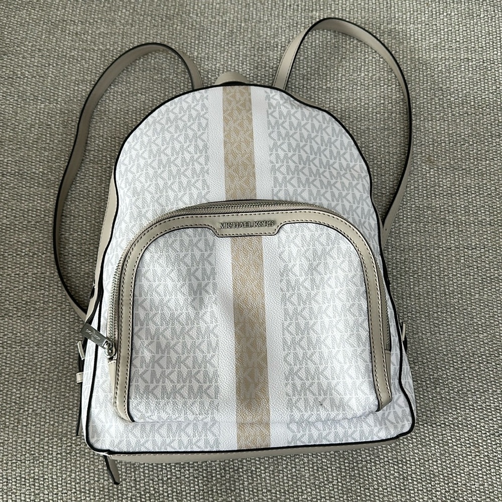 Michael Kors Jaycee Large Zip Pocket Backpack 
Light Sand